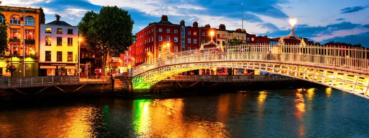 The Ha'Penny Bridge - Dublin Bridge • Go-to-Ireland.com