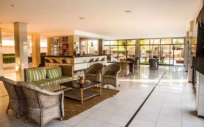 O agradável espaço do Village Barra Hotel
