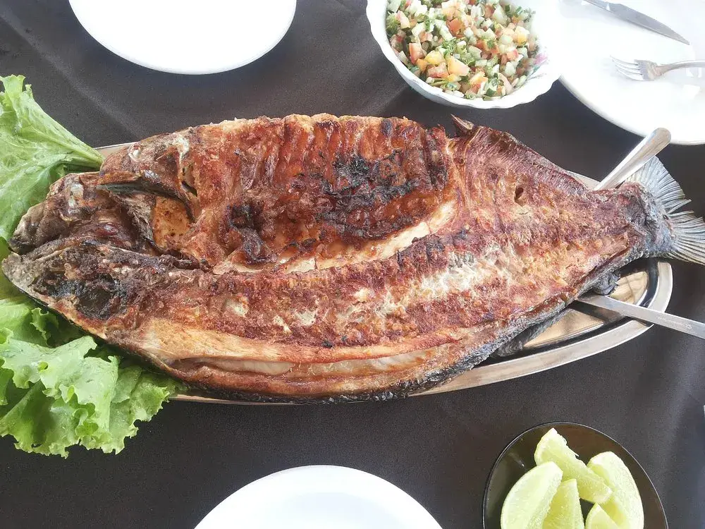 Peixe assado na brasa.