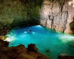 Imagem de Crystalclear water in the Gruta dos Ecos