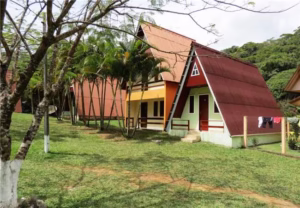 A Pousada Vale das Cachoeiras, localizada em Carolina, oferece uma experiência única para quem busca relaxar e se conectar com a natureza. Com capacidade para até 102 pessoas.
