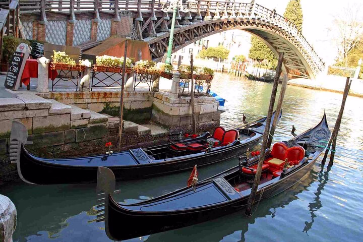 Passeio de Gôndola: Uma Experiência Inesquecível em Veneza
