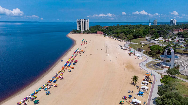 Conheça a Praia da Ponta Negra: melhor época, o que fazer e dicas