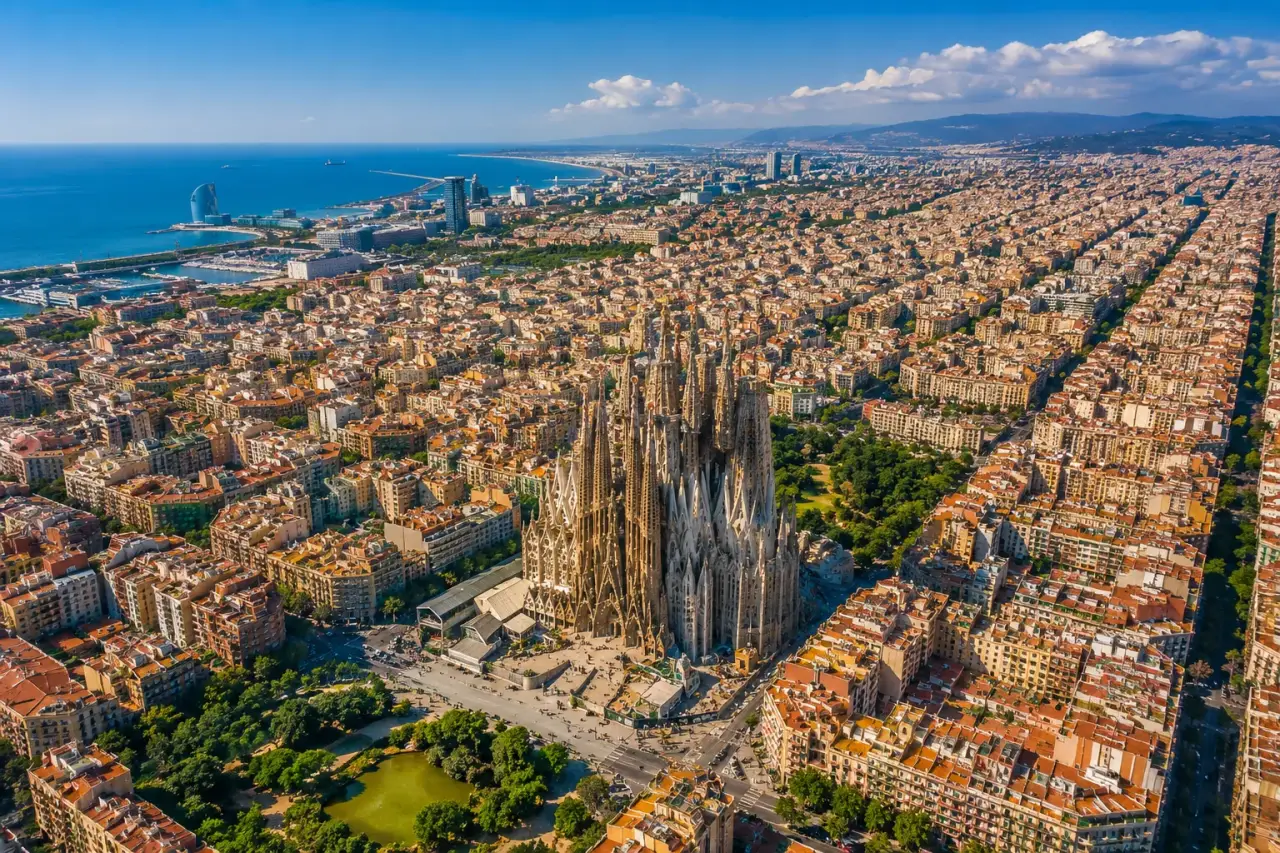 Barcelona vista do alto é um espetáculo de arquitetura, cultura e beleza à beira do Mediterrâneo. Com a icônica Sagrada Família dominando a paisagem, a cidade encanta visitantes de todo o mundo.