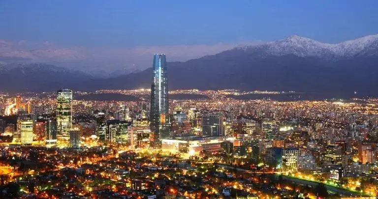 🇨🇱 Santiago, Chile: uma cidade onde os arranha-céus encontram as montanhas nevadas, criando um cenário simplesmente inesquecível.