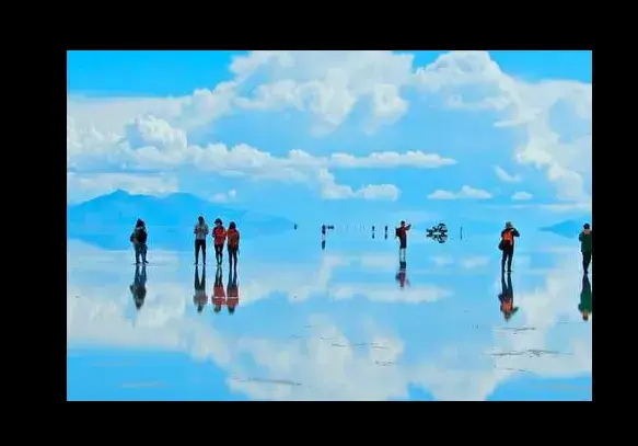 🇧🇴 Salar de Uyuni, Bolívia: um lugar onde o céu encontra a terra e a realidade parece um sonho. Um dos cenários mais incríveis da América do Sul!