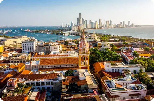 Uma das cidades mais encantadoras da América do Sul, Cartagena combina construções coloniais coloridas, história, cultura e o contraste perfeito entre o centro histórico e os modernos arranha-céus à beira-mar.