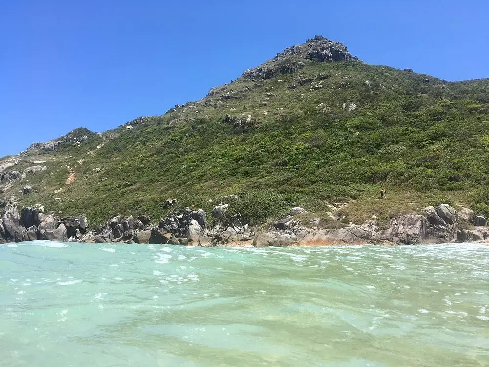 Chegada na praia através de trilhas