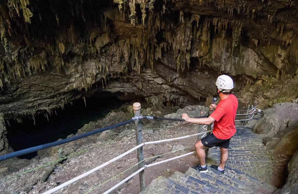 Por que a Gruta do Lago Azul é uma Visita Essencial