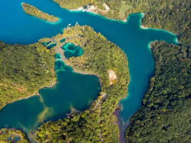 Parque Nacional dos Lagos de Plitvice, Croácia: cascatas azul-turquesa em meio à floresta